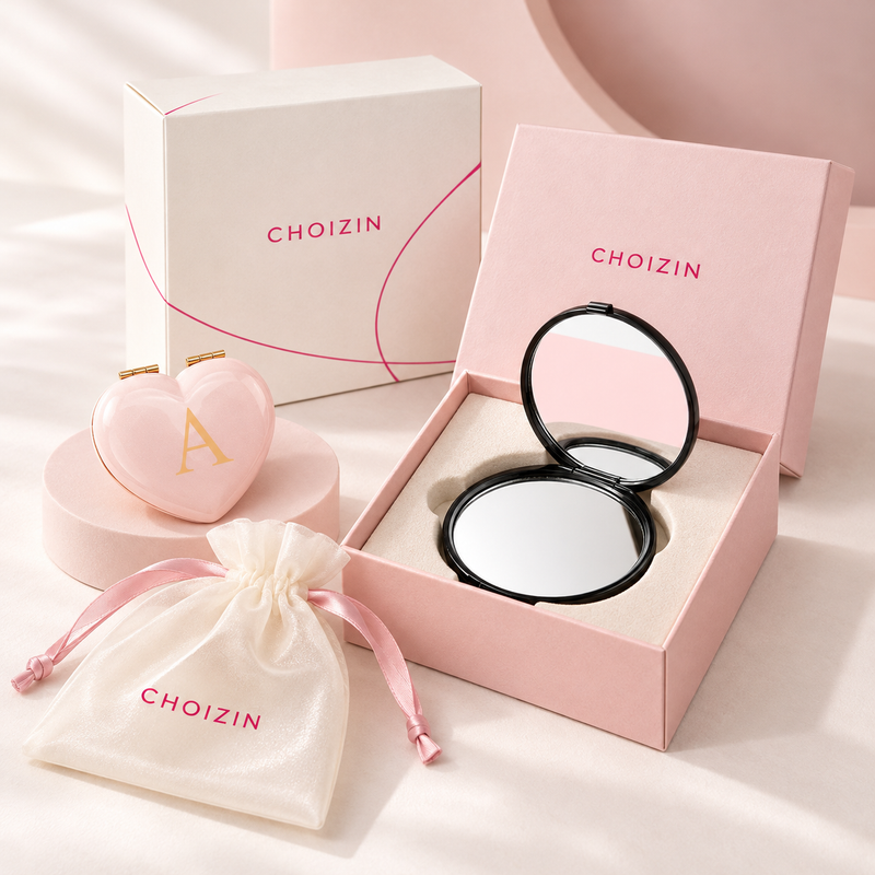 Escena de empaque conceptual CHOIZIN con caja de regalo rosa con la marca, caja de venta minorista de color marfil, bolsa con cordón y espejos compactos