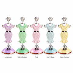 Cinco tarjeteros con vestidos en tonos pastel — comparación de colores