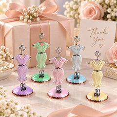 Cinco tarjeteros con vestidos en colores pastel como regalo