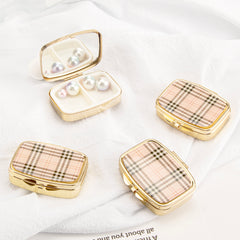 1PC Rectangle Pill Box With Single Makeup Mirror The Leather Checkered Pattern Is Eye-catching Suitable For Daily Use It Will Not Be Awkward For Any Occasion It Can Prevent Medicines From Getting Wet It Is Also Very Suitable For Carrying When Traveling