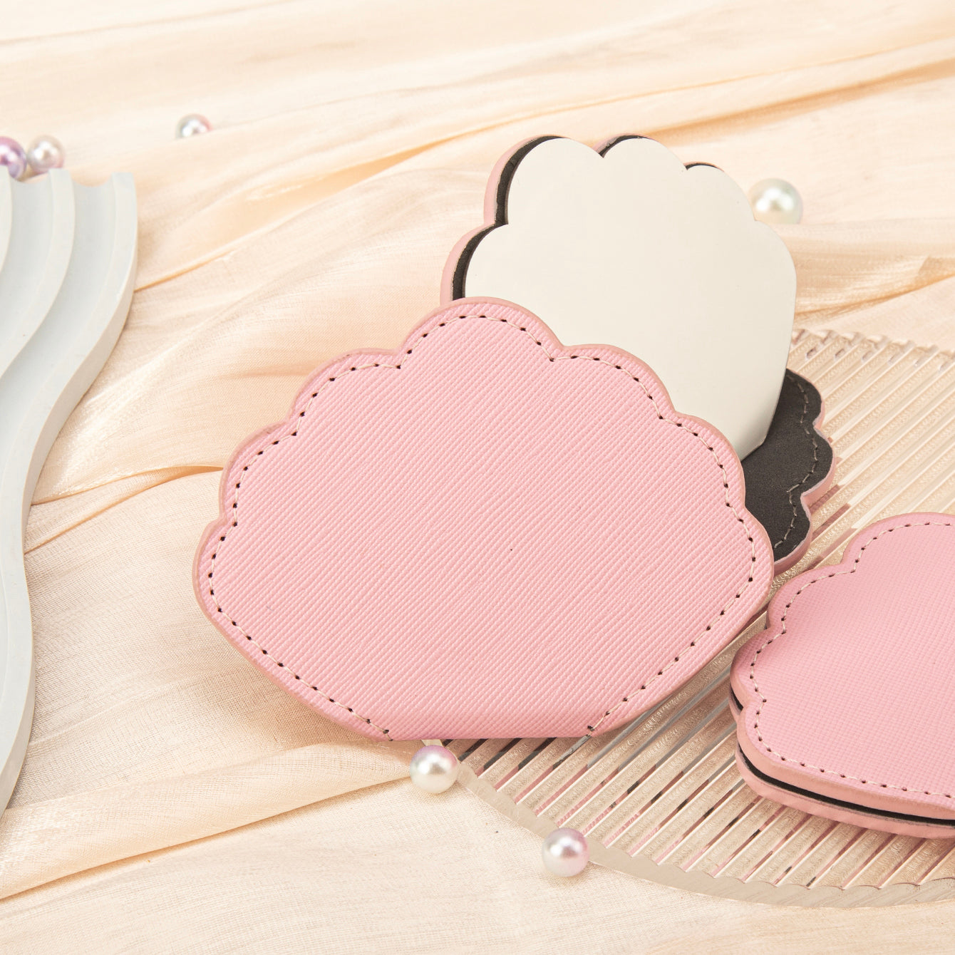 1 PC Pink Cloud-Shaped Stainless Steel Makeup Mirror Single-Sided With Leather Shell Standable Design Ideal Gift For Mother Daughter Sister Girlfriend Suitable For Home Office Travel And More