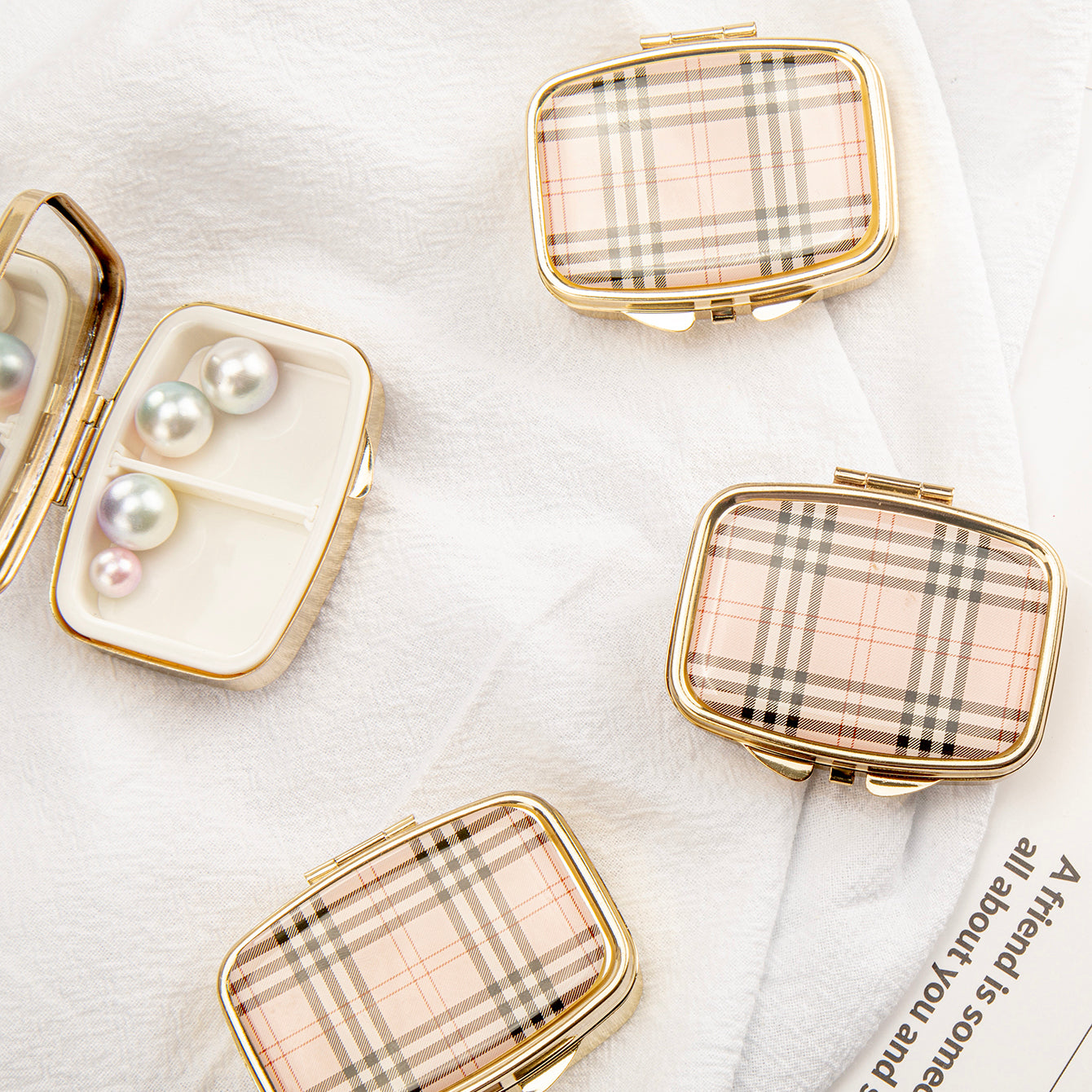 1PC Rectangle Pill Box With Single Makeup Mirror The Leather Checkered Pattern Is Eye-catching Suitable For Daily Use It Will Not Be Awkward For Any Occasion It Can Prevent Medicines From Getting Wet It Is Also Very Suitable For Carrying When Traveling