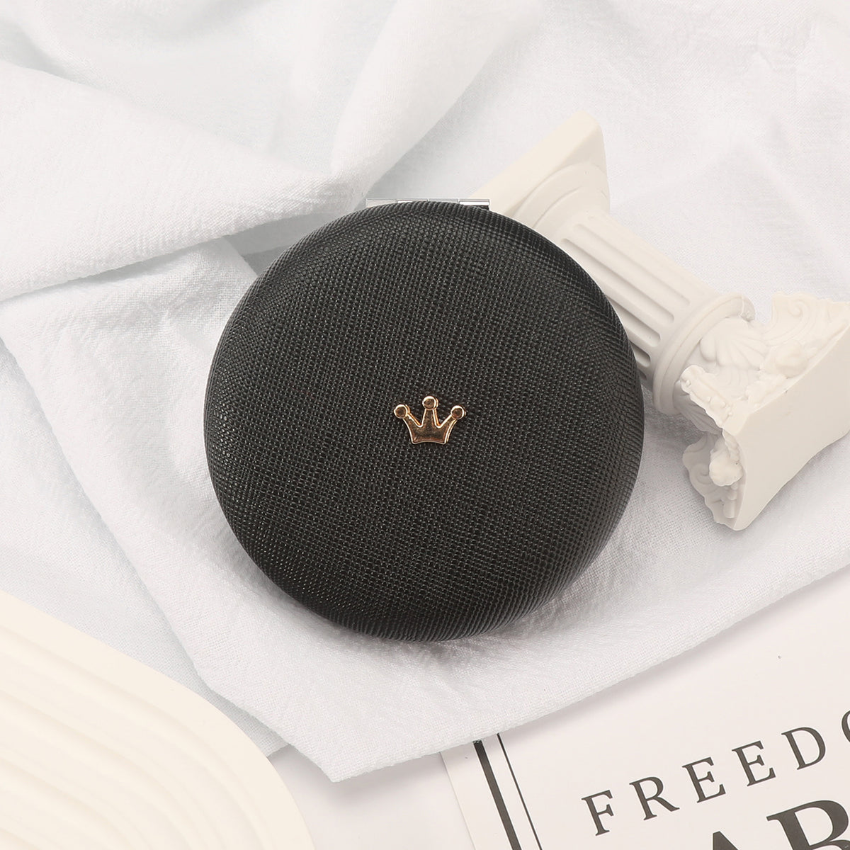 1PC Round Environment-friendly Leather  Folding Double Side Compact Mirror 2X Magnification Beautiful Metal Crown Decoration Can Be Used As A Gift For Mom Sister Or Friend Suitable As A Gift For Various Festivals And Also Suitable For Various Occasions