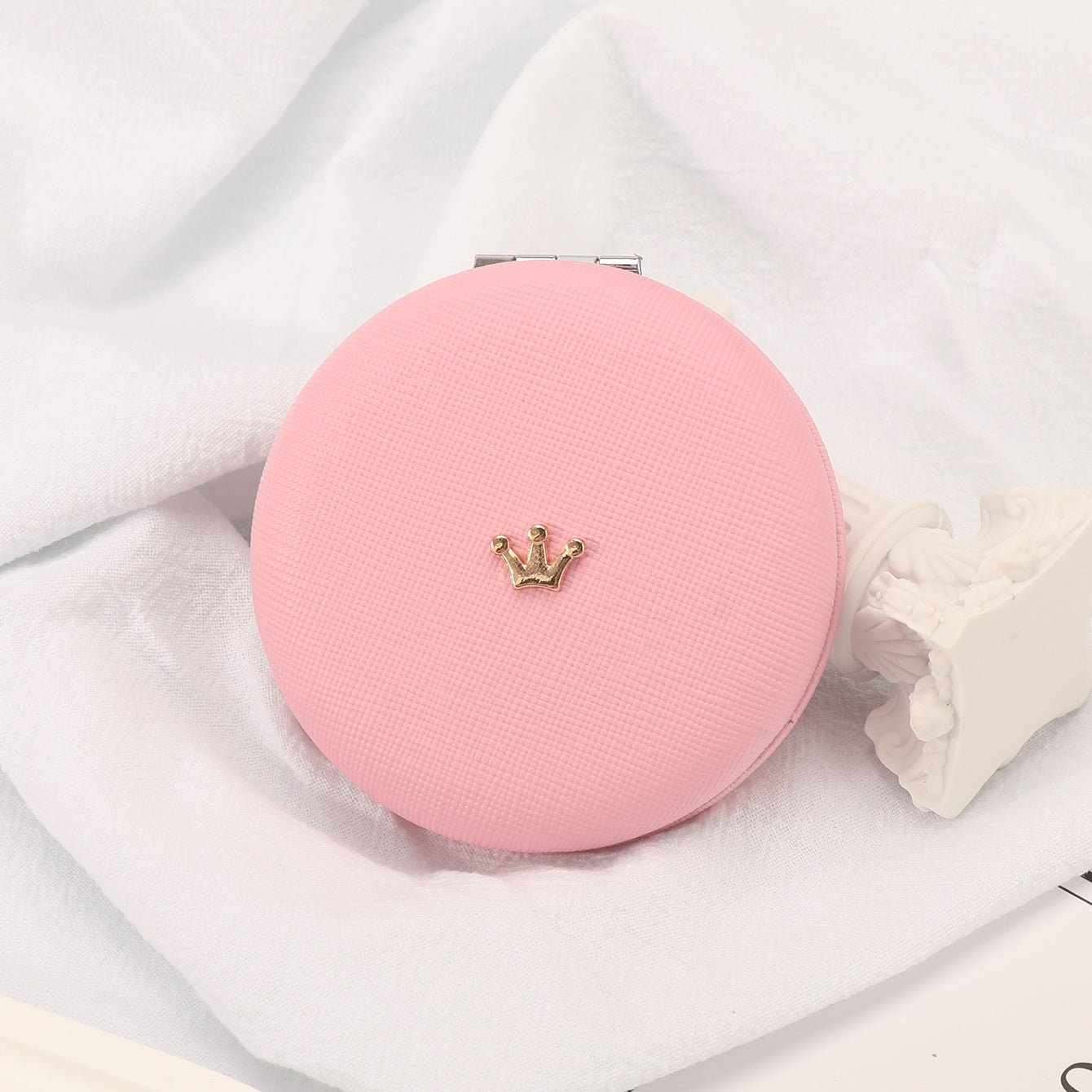 1PC Round Environment-friendly Leather  Folding Double Side Compact Mirror 2X Magnification Beautiful Metal Crown Decoration Can Be Used As A Gift For Mom Sister Or Friend Suitable As A Gift For Various Festivals And Also Suitable For Various Occasions