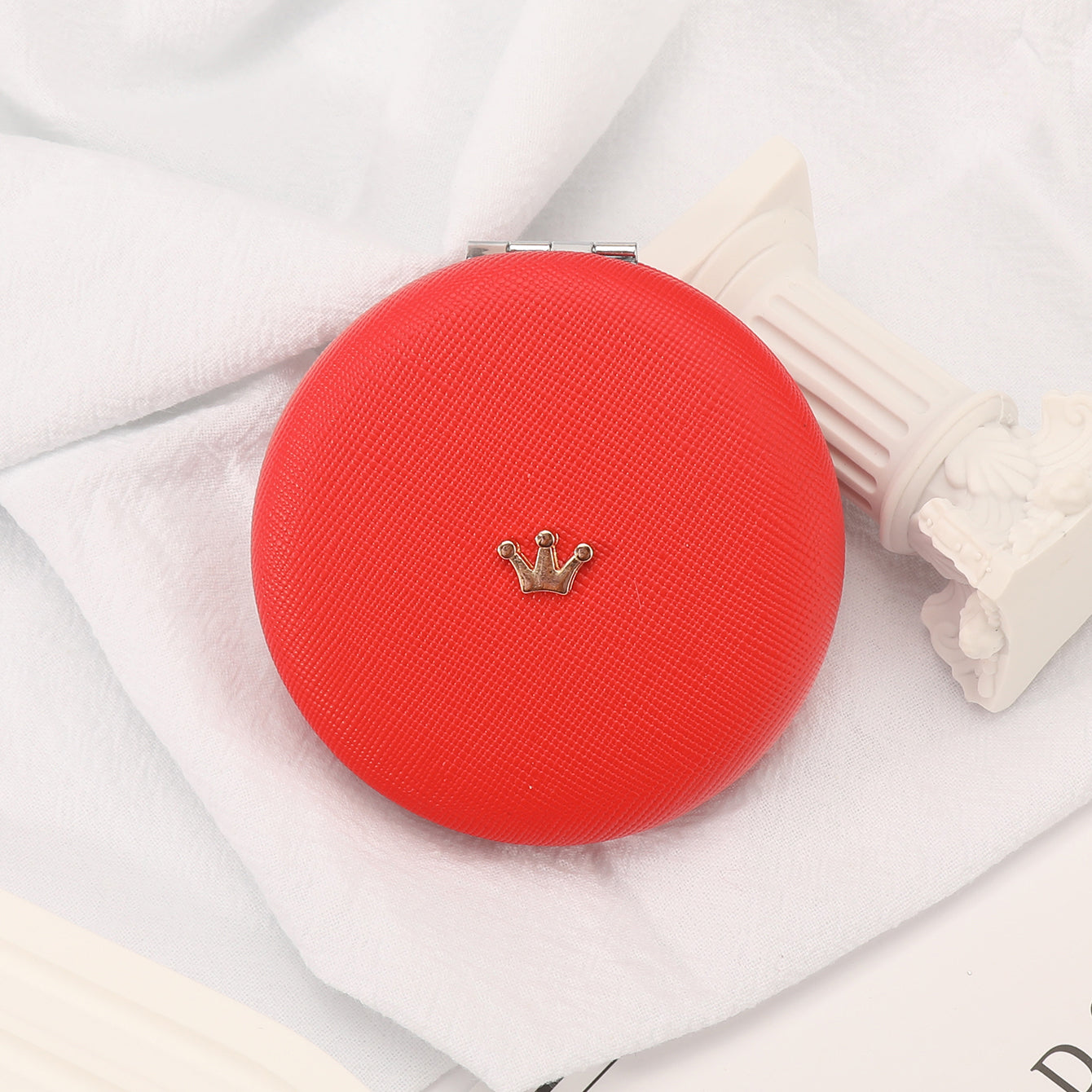 1PC Round Environment-friendly Leather  Folding Double Side Compact Mirror 2X Magnification Beautiful Metal Crown Decoration Can Be Used As A Gift For Mom Sister Or Friend Suitable As A Gift For Various Festivals And Also Suitable For Various Occasions