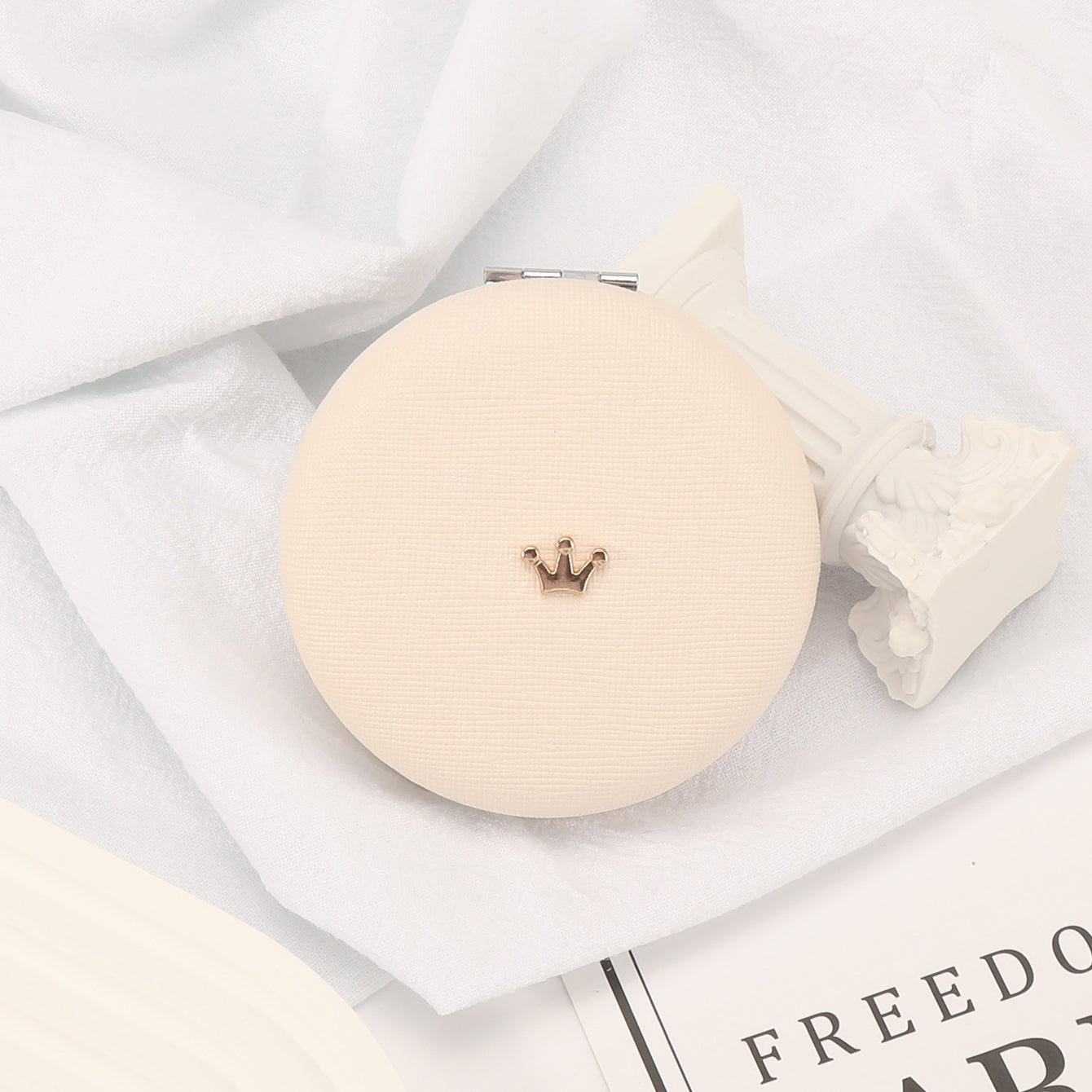 1PC Round Environment-friendly Leather  Folding Double Side Compact Mirror 2X Magnification Beautiful Metal Crown Decoration Can Be Used As A Gift For Mom Sister Or Friend Suitable As A Gift For Various Festivals And Also Suitable For Various Occasions