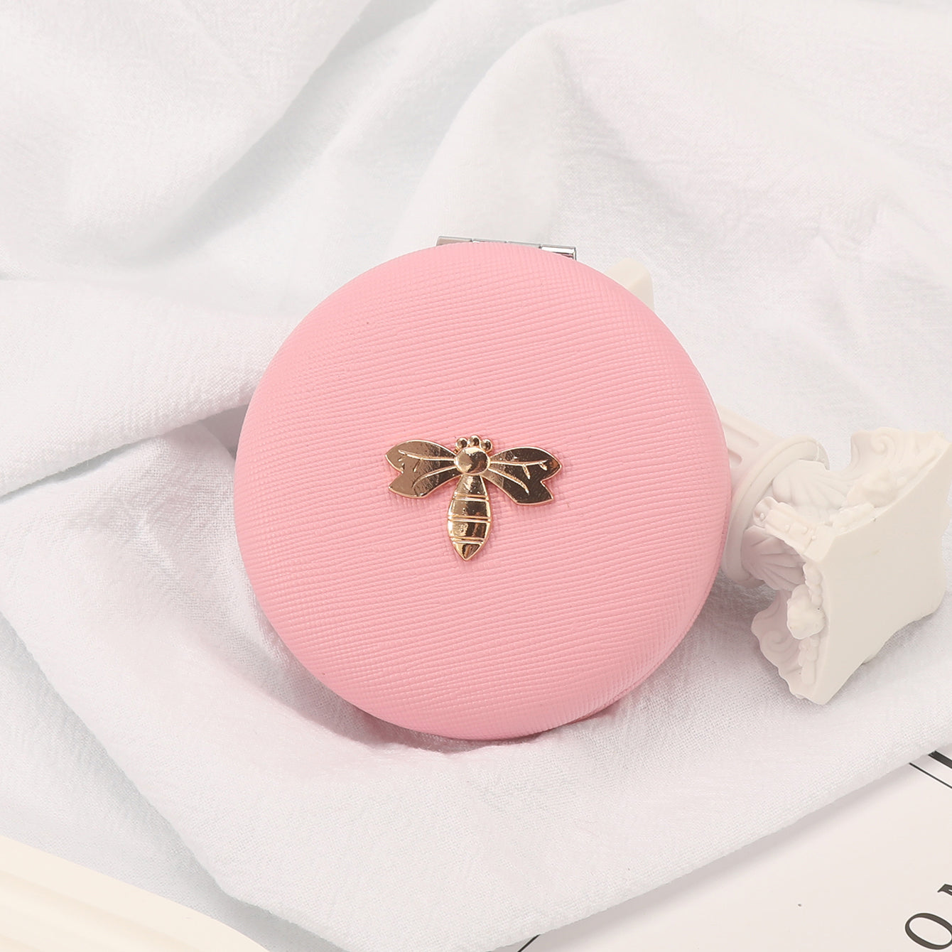 1PC Round Environment-friendly Leather  Folding Double Side Compact Mirror 2X Magnification Beautiful Metal Bee Decoration Can Be Used As A Gift For Mom Sister Or Friend Suitable As A Gift For Various Festivals And Also Suitable For Various Occasions