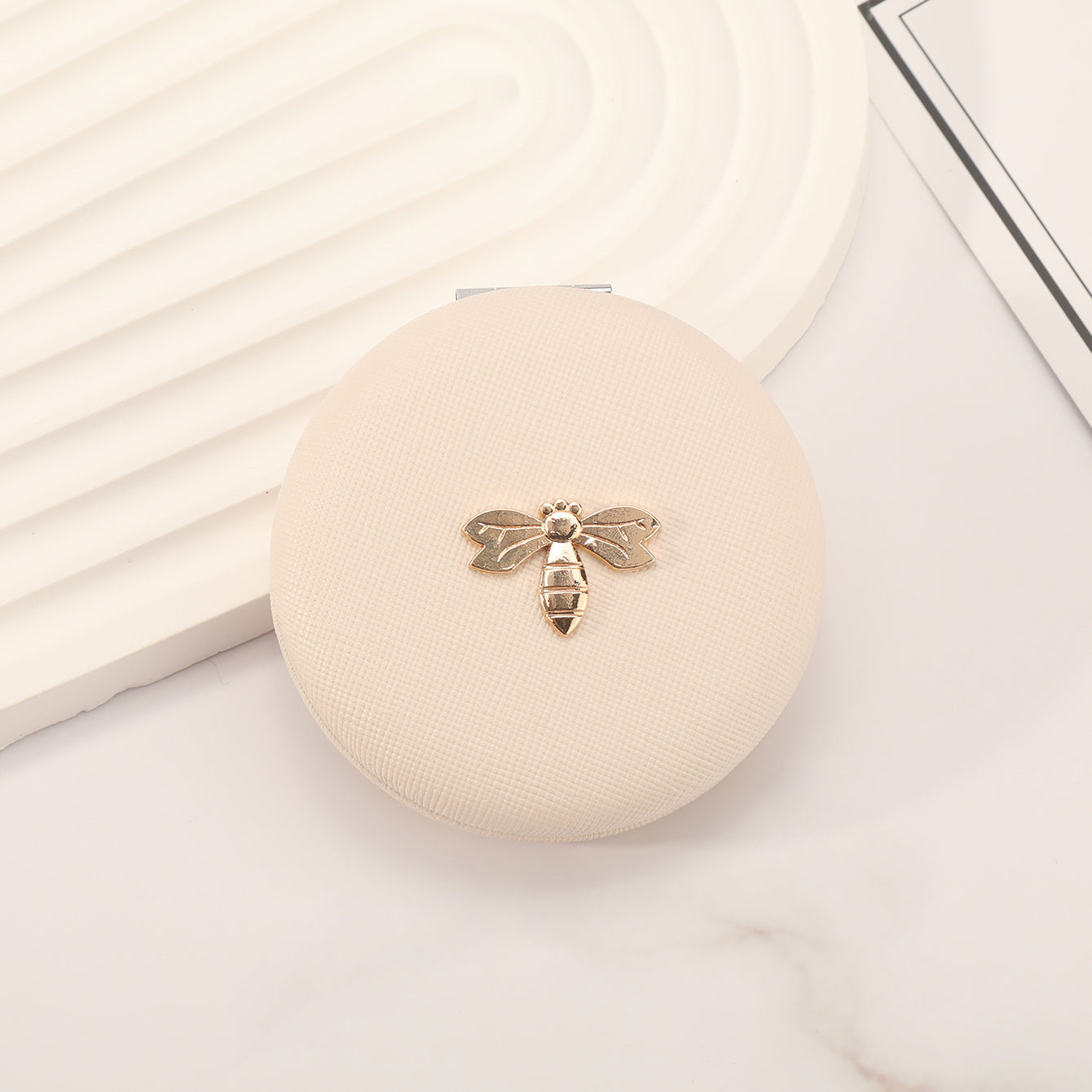 1PC Round Environment-friendly Leather  Folding Double Side Compact Mirror 2X Magnification Beautiful Metal Bee Decoration Can Be Used As A Gift For Mom Sister Or Friend Suitable As A Gift For Various Festivals And Also Suitable For Various Occasions