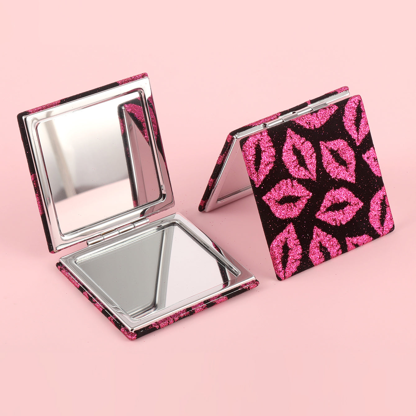 Showing Your Unique Charm, The PU Glitte Leather Makeup Mirror Is Embellished With Pink Lip Patterns, And The Plating Silver Metal Frame And 70*70mm Square Design Are Exquisite And Lightweight, Making It Beautiful Anytime And Anywhere