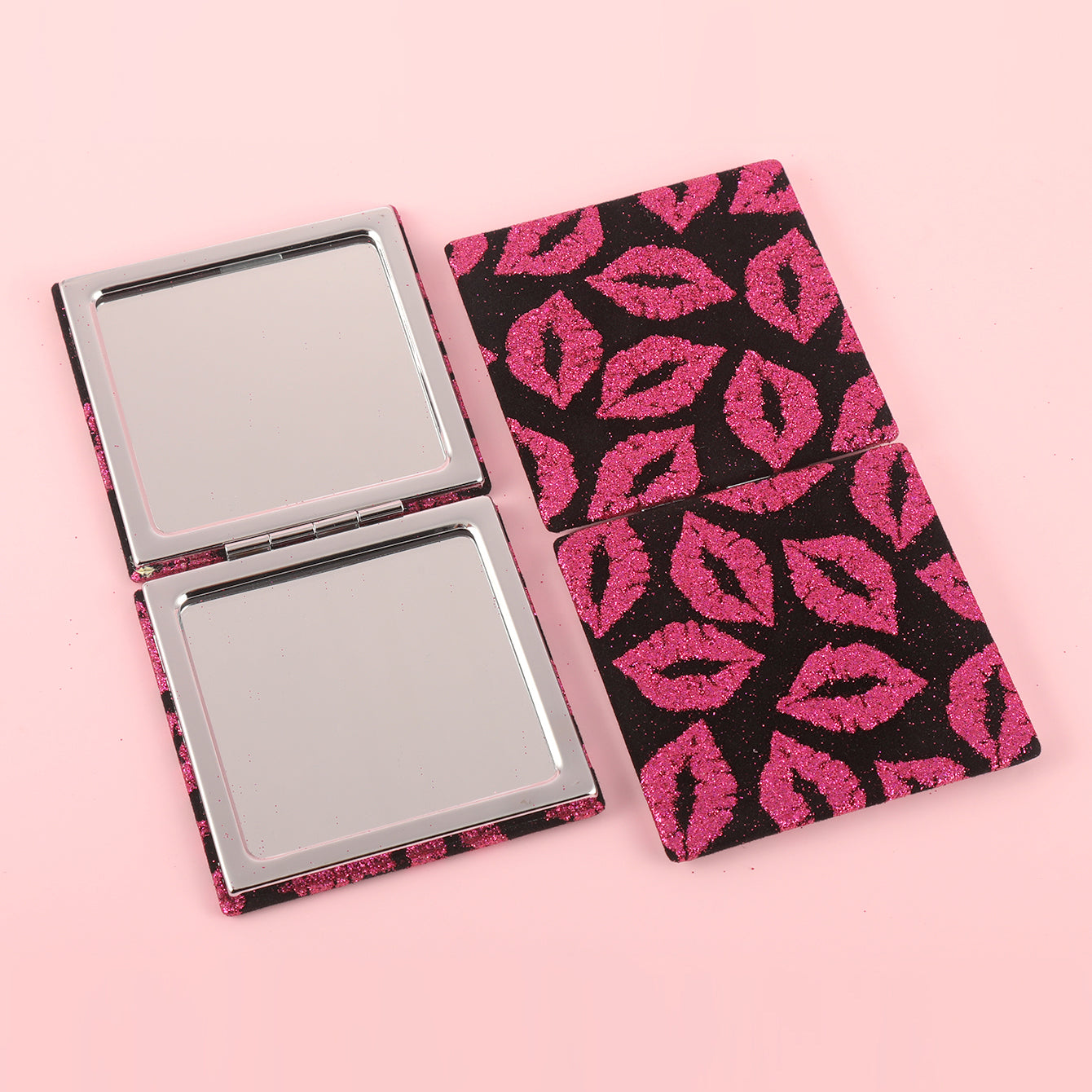 Showing Your Unique Charm, The PU Glitte Leather Makeup Mirror Is Embellished With Pink Lip Patterns, And The Plating Silver Metal Frame And 70*70mm Square Design Are Exquisite And Lightweight, Making It Beautiful Anytime And Anywhere