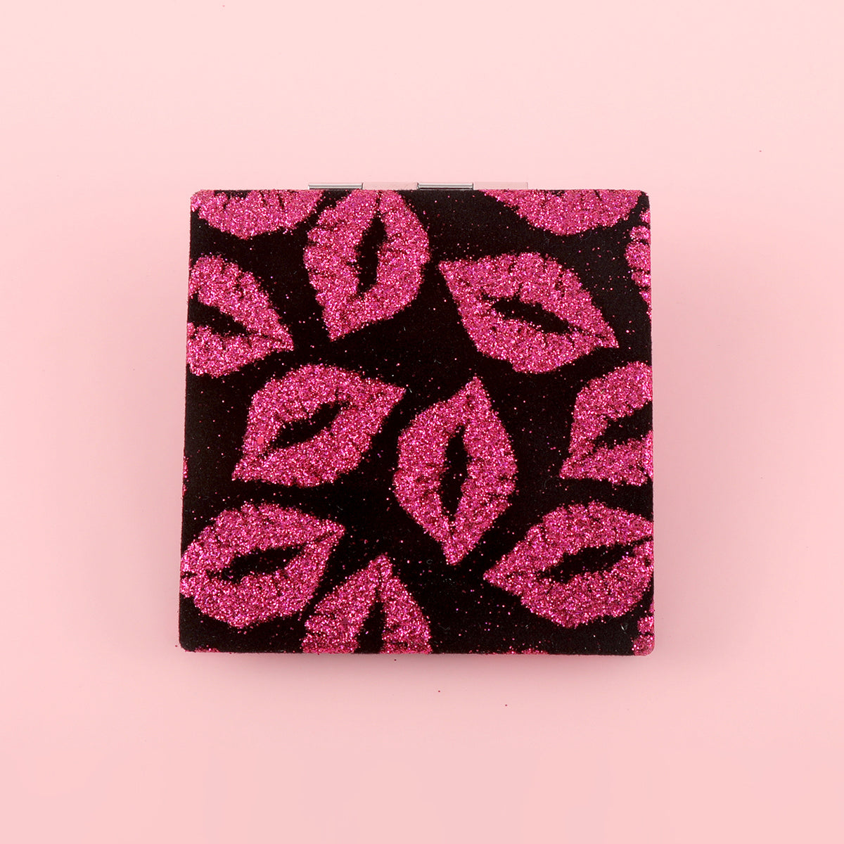 Showing Your Unique Charm, The PU Glitte Leather Makeup Mirror Is Embellished With Pink Lip Patterns, And The Plating Silver Metal Frame And 70*70mm Square Design Are Exquisite And Lightweight, Making It Beautiful Anytime And Anywhere